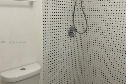 Condominio en alquiler en Miami, Florida, 2 dormitorios, 80.82 m2 № 1992033 - foto 7