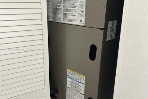 Condominio en alquiler en Miami, Florida, 2 dormitorios, 80.82 m2 № 1992033 - foto 4