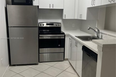 Condominio en alquiler en Miami, Florida, 2 dormitorios, 80.82 m2 № 1992033 - foto 1