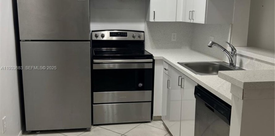 Condominio en Miami, Florida, 2 dormitorios  № 1992033