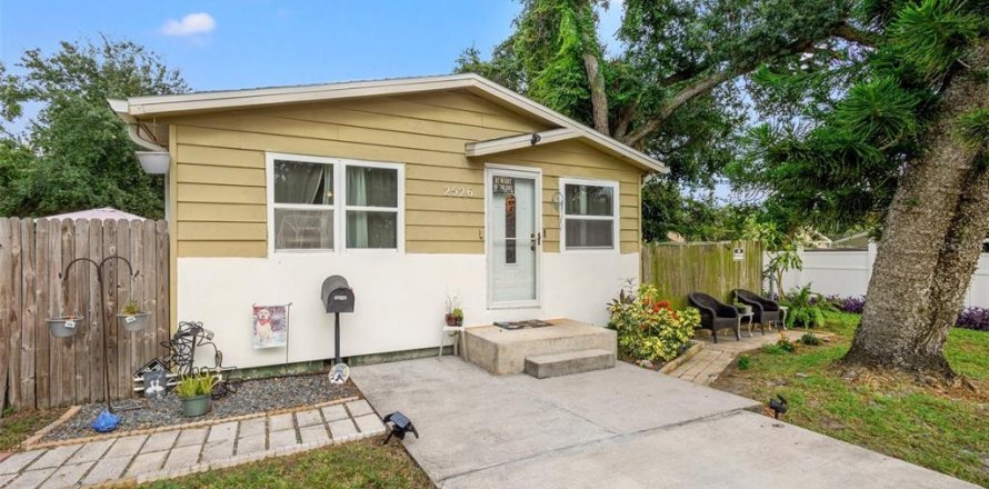 House in Saint Petersburg, Florida 3 bedrooms, 94.02 sq.m. № 1827081