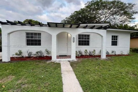 Villa ou maison à North Miami, Floride 4 chambres, 116.13 m2 № 2090750