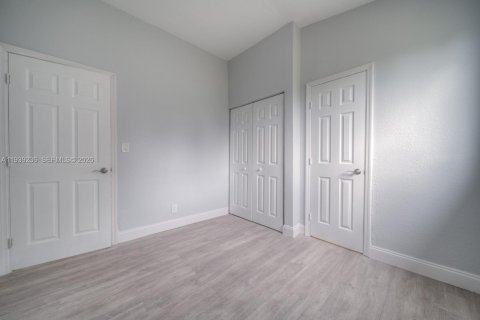 Villa ou maison à louer à Miami, Floride: 3 chambres, 120.77 m2 № 1996557 - photo 15