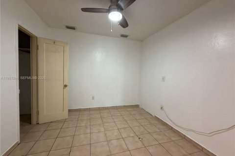 House in Hialeah, Florida 3 bedrooms, 132.66 sq.m. № 2021989 - photo 10