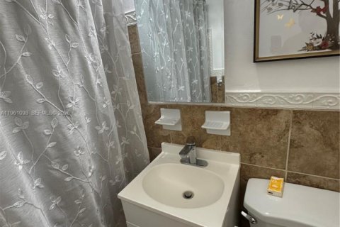 House in Hialeah, Florida 3 bedrooms, 132.66 sq.m. № 2021989 - photo 23