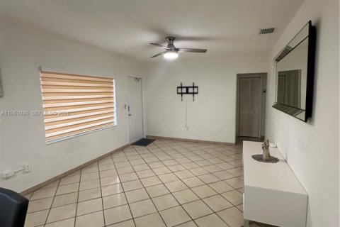 House in Hialeah, Florida 3 bedrooms, 132.66 sq.m. № 2021989 - photo 6