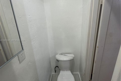House in Hialeah, Florida 3 bedrooms, 132.66 sq.m. № 2021989 - photo 28