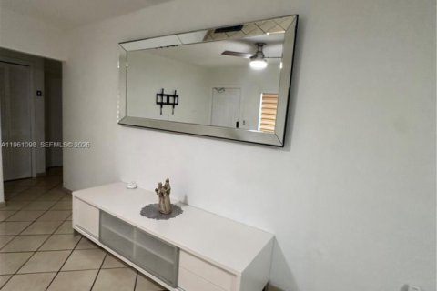 House in Hialeah, Florida 3 bedrooms, 132.66 sq.m. № 2021989 - photo 4