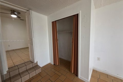 House in Hialeah, Florida 3 bedrooms, 132.66 sq.m. № 2021989 - photo 16