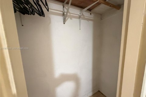 House in Hialeah, Florida 3 bedrooms, 132.66 sq.m. № 2021989 - photo 11