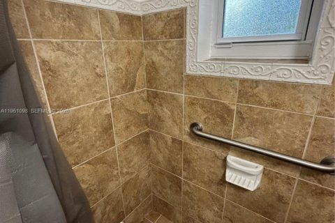 House in Hialeah, Florida 3 bedrooms, 132.66 sq.m. № 2021989 - photo 24