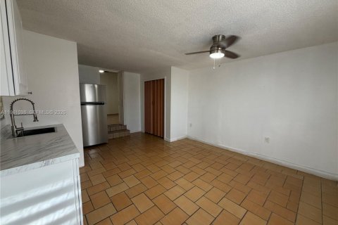 House in Hialeah, Florida 3 bedrooms, 132.66 sq.m. № 2021989 - photo 14