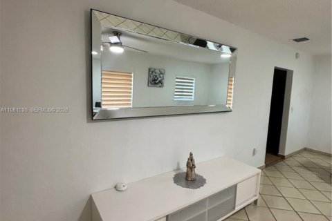 House in Hialeah, Florida 3 bedrooms, 132.66 sq.m. № 2021989 - photo 5
