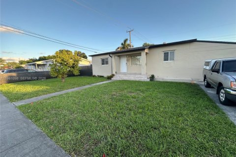 House in Hialeah, Florida 3 bedrooms, 132.66 sq.m. № 2021989 - photo 2