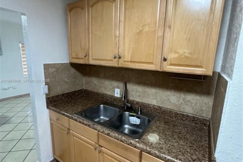 House in Hialeah, Florida 3 bedrooms, 132.66 sq.m. № 2021989 - photo 18