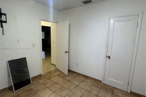 House in Hialeah, Florida 3 bedrooms, 132.66 sq.m. № 2021989 - photo 13