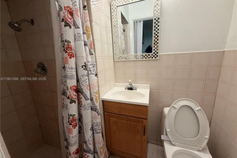 House in Hialeah, Florida 3 bedrooms, 132.66 sq.m. № 2021989 - photo 12