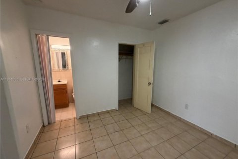 House in Hialeah, Florida 3 bedrooms, 132.66 sq.m. № 2021989 - photo 9