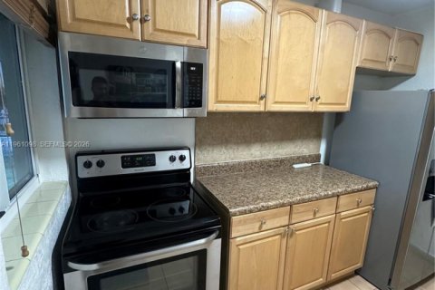 House in Hialeah, Florida 3 bedrooms, 132.66 sq.m. № 2021989 - photo 19