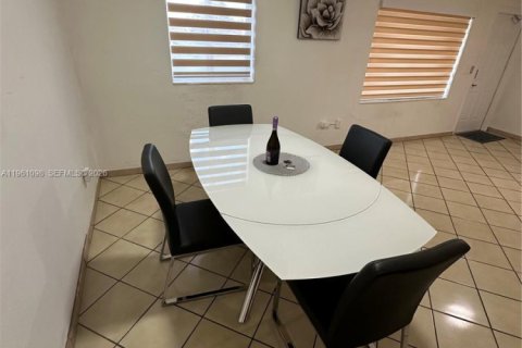 House in Hialeah, Florida 3 bedrooms, 132.66 sq.m. № 2021989 - photo 7