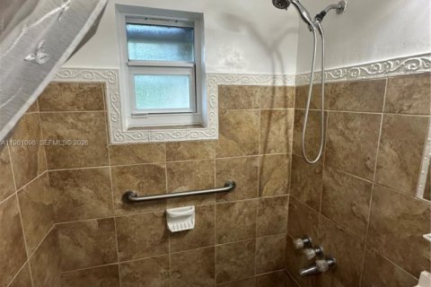 House in Hialeah, Florida 3 bedrooms, 132.66 sq.m. № 2021989 - photo 26