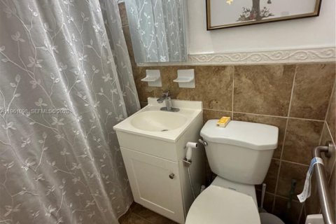 House in Hialeah, Florida 3 bedrooms, 132.66 sq.m. № 2021989 - photo 27