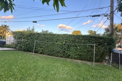 House in Hialeah, Florida 3 bedrooms, 132.66 sq.m. № 2021989 - photo 30