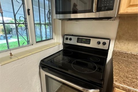 House in Hialeah, Florida 3 bedrooms, 132.66 sq.m. № 2021989 - photo 20