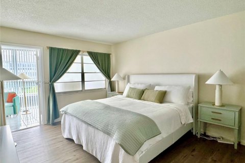 Condo in Fort Lauderdale, Florida, 1 bedroom № 1969542 - photo 16