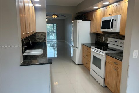 Condo in Pembroke Pines, Florida, 2 bedrooms  № 2399678 - photo 5