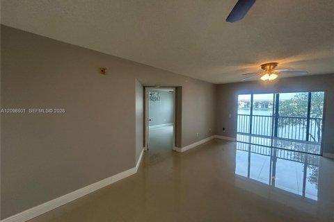 Condo in Pembroke Pines, Florida, 2 bedrooms  № 2399678 - photo 10
