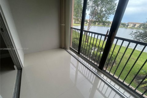Condo in Pembroke Pines, Florida, 2 bedrooms  № 2399678 - photo 24