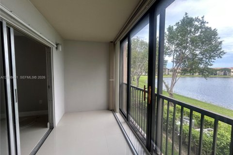 Condo in Pembroke Pines, Florida, 2 bedrooms  № 2399678 - photo 22