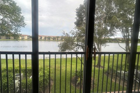 Condo in Pembroke Pines, Florida, 2 bedrooms  № 2399678 - photo 20