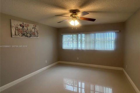 Condo in Pembroke Pines, Florida, 2 bedrooms  № 2399678 - photo 15