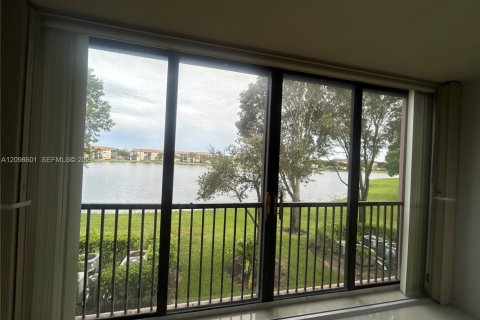 Condo in Pembroke Pines, Florida, 2 bedrooms  № 2399678 - photo 25