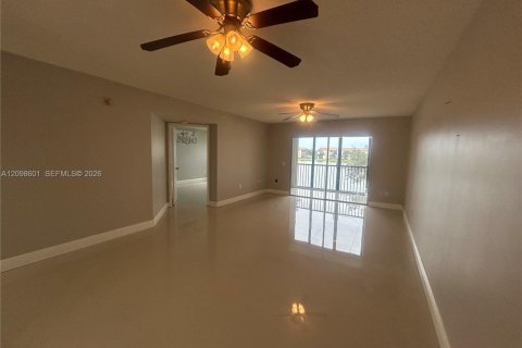 Condo in Pembroke Pines, Florida, 2 bedrooms  № 2399678 - photo 11