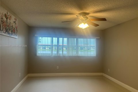 Condo in Pembroke Pines, Florida, 2 bedrooms  № 2399678 - photo 14
