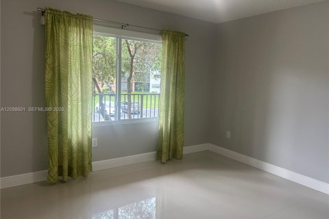 Condo in Pembroke Pines, Florida, 2 bedrooms  № 2399678 - photo 12