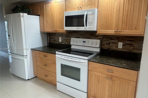 Condo in Pembroke Pines, Florida, 2 bedrooms  № 2399678 - photo 3