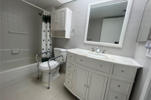 Condo in Pembroke Pines, Florida, 2 bedrooms  № 2399678 - photo 13