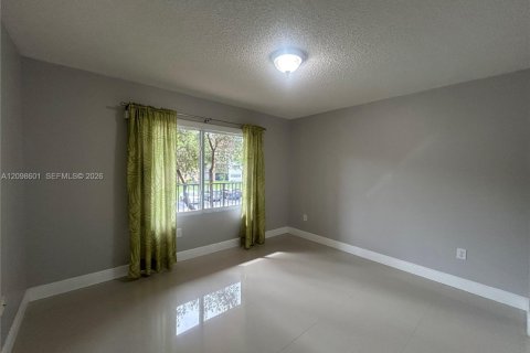 Condo in Pembroke Pines, Florida, 2 bedrooms  № 2399678 - photo 16