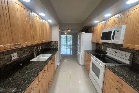 Condo in Pembroke Pines, Florida, 2 bedrooms  № 2399678
