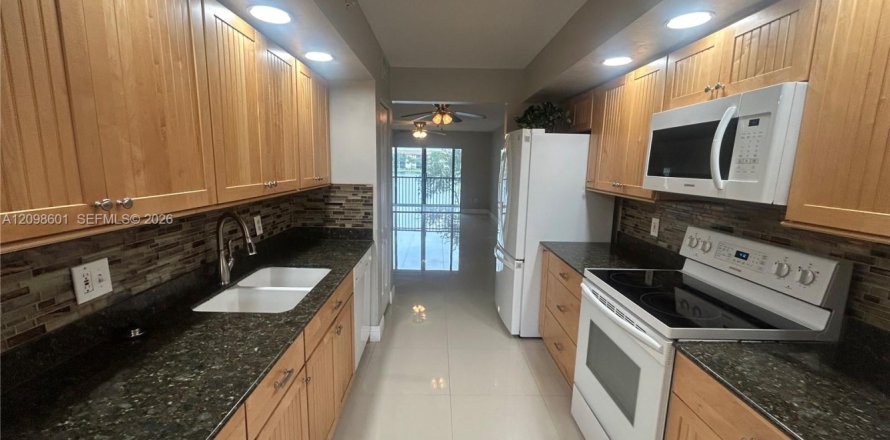 Condo in Pembroke Pines, Florida, 2 bedrooms  № 2399678