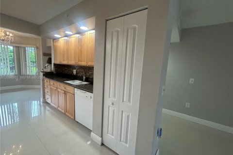 Condo in Pembroke Pines, Florida, 2 bedrooms  № 2399678 - photo 7