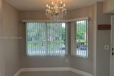 Condo in Pembroke Pines, Florida, 2 bedrooms  № 2399678 - photo 9