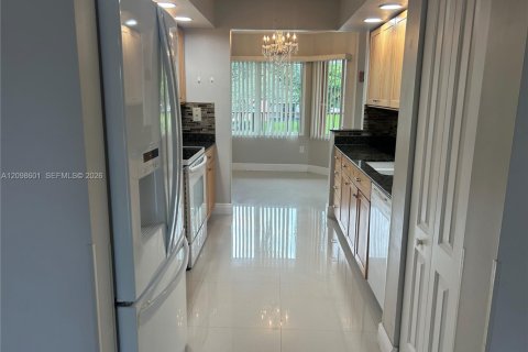 Condo in Pembroke Pines, Florida, 2 bedrooms  № 2399678 - photo 6