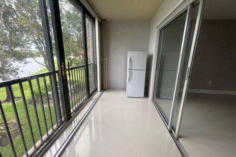 Condo in Pembroke Pines, Florida, 2 bedrooms  № 2399678 - photo 21