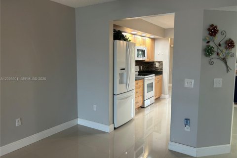 Condo in Pembroke Pines, Florida, 2 bedrooms  № 2399678 - photo 8
