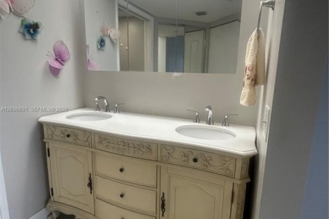 Condo in Pembroke Pines, Florida, 2 bedrooms  № 2399678 - photo 19